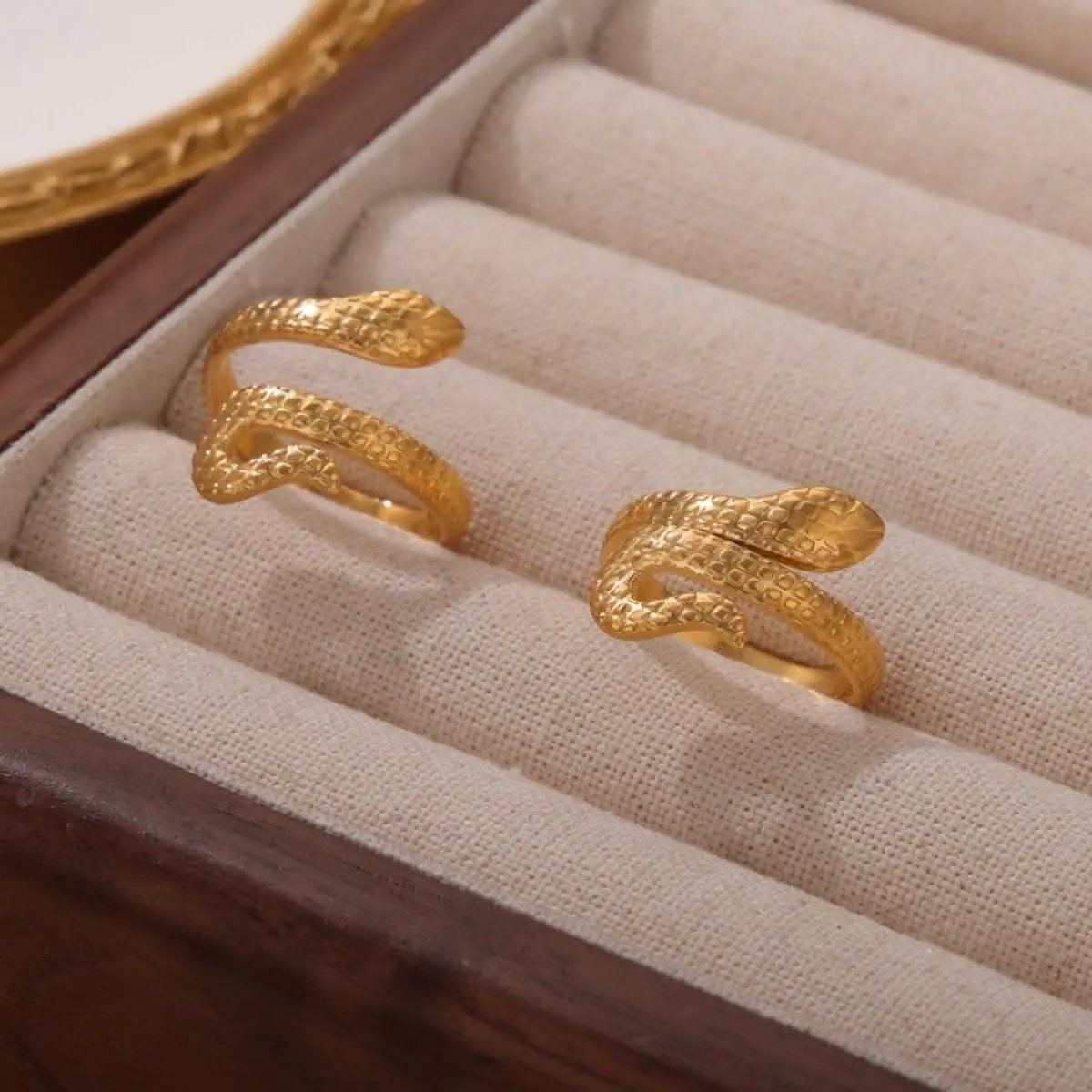 Elegant snake bypass ring - Love Salve